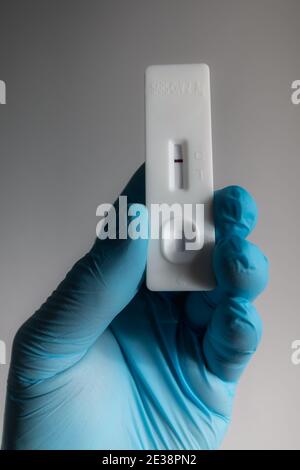 Kit di test per anticorpi rapidi SARS-COV-2 AG negativi. Test con tampone nasofaringeo Foto Stock