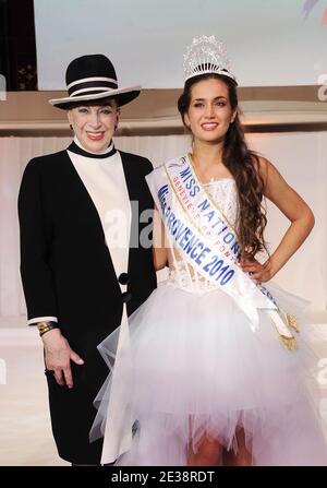 Miss Provence, Barbara Morel si pone con Genevieve De Fontenay durante la Miss Nationale 2011 Genevieve De Fontenay durante la prima edizione del concorso di bellezza a Parigi, in Francia, il 5 dicembre 2010. Foto di Giancarlo Gorassini/ABACAPRESS.COM Foto Stock