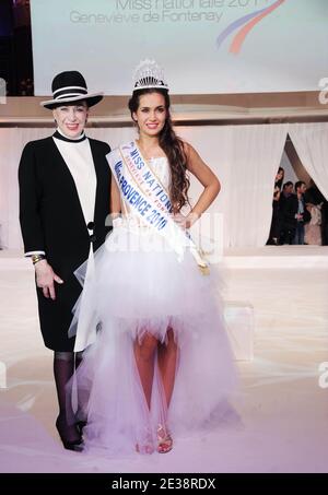 Miss Provence, Barbara Morel si pone con Genevieve De Fontenay durante la Miss Nationale 2011 Genevieve De Fontenay durante la prima edizione del concorso di bellezza a Parigi, in Francia, il 5 dicembre 2010. Foto di Giancarlo Gorassini/ABACAPRESS.COM Foto Stock