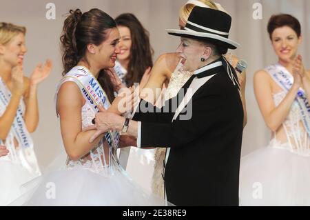 Miss Provence, Barbara Morel si pone con Genevieve De Fontenay durante la Miss Nationale 2011 Genevieve De Fontenay durante la prima edizione del concorso di bellezza a Parigi, in Francia, il 5 dicembre 2010. Foto di Giancarlo Gorassini/ABACAPRESS.COM Foto Stock