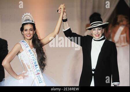 Miss Provence, Barbara Morel si pone con Genevieve De Fontenay durante la Miss Nationale 2011 Genevieve De Fontenay durante la prima edizione del concorso di bellezza a Parigi, in Francia, il 5 dicembre 2010. Foto di Giancarlo Gorassini/ABACAPRESS.COM Foto Stock