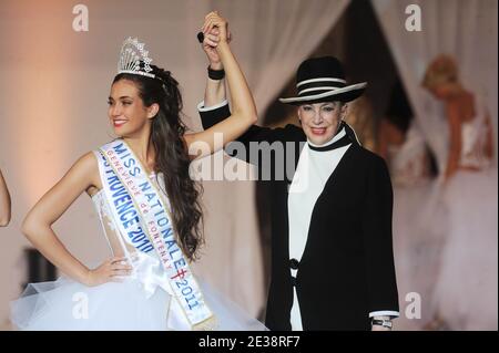 Miss Provence, Barbara Morel si pone con Genevieve De Fontenay durante la Miss Nationale 2011 Genevieve De Fontenay durante la prima edizione del concorso di bellezza a Parigi, in Francia, il 5 dicembre 2010. Foto di Giancarlo Gorassini/ABACAPRESS.COM Foto Stock