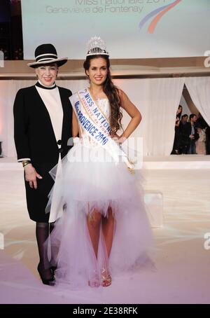 Miss Provence, Barbara Morel si pone con Genevieve De Fontenay durante la Miss Nationale 2011 Genevieve De Fontenay durante la prima edizione del concorso di bellezza a Parigi, in Francia, il 5 dicembre 2010. Foto di Giancarlo Gorassini/ABACAPRESS.COM Foto Stock