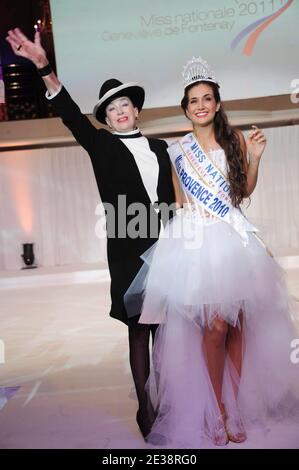 Miss Provence, Barbara Morel si pone con Genevieve De Fontenay durante la Miss Nationale 2011 Genevieve De Fontenay durante la prima edizione del concorso di bellezza a Parigi, in Francia, il 5 dicembre 2010. Foto di Giancarlo Gorassini/ABACAPRESS.COM Foto Stock