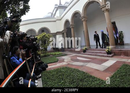 I rappresentanti dei media scattano foto del presidente francese Nicolas Sarkozy (2R) scuotendo le mani con il primo ministro indiano Manmohan Singh (R) alla casa di Hyderabad a Nuova Delhi, Inida, il 6 dicembre 2010. La Francia ha firmato un accordo di 9.3 miliardi di dollari per vendere due reattori nucleari all’India a seguito dei colloqui tra il presidente francese Nicolas Sarkozy e il primo ministro indiano Manmohan Singh. L'India ha firmato un "accordo quadro" con il gruppo nucleare francese Areva, gestito dallo Stato, per l'acquisto di due reattori per un nuovo impianto a Jaitapur, nello stato occidentale del Maharashtra. Foto di Lionel Bonaventure/Pool/ABACAPRESS. Foto Stock