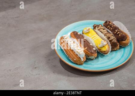 Eclair con diverse ganache e glassare con diversi condimenti Foto Stock