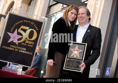 Il compositore Hans Zimmer, in posa con la moglie Suzanne, è onorato con una stella sulla Hollywood Walk of Fame a Los Angeles, 8 dicembre 2010. Foto di Lionel Hahn/AbacaUsa.com Foto Stock