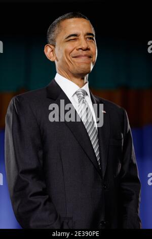 Il presidente degli Stati Uniti Barack Obama si inonchia al pubblico prima di firmare il sano, Hunger-Free Kids Act del 2010 alla Harriet Tubman Elementary School a Washington, DC, USA, il 13 dicembre 2010. Nel tentativo di offrire ai bambini pranzi e colazioni migliori, la nuova legge mette 4.5 milioni di dollari nelle mani dei programmi di nutrizione infantile, fissa gli standard nutrizionali sui distributori automatici scolastici, aiuta a creare giardini scolastici e garantisce che l'acqua potabile di qualità sia disponibile durante i pasti. Foto di chip Somodevilla/ABACAPRESS.COM Foto Stock