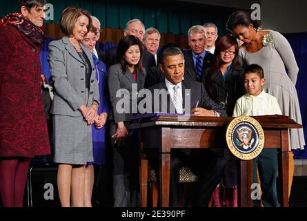Il presidente degli Stati Uniti Barack Obama (C) firma il sano, Hunger-Free Kids Act del 2010 con la Rep. Rosa DeLauro (D-CT) (L), la speaker Nancy Pelosi (D-CA) (2° L), la prima lady Michelle Obama (R), la 3a-Grader Luis Avilar-Rurcios (2° R) e la settima-Grader Tammy Nguyen (3° R), la scuola elementare di Washington, a Washington, Tubman, in USA Il 13 dicembre 2010. Nel tentativo di fornire ai bambini pranzi e colazioni migliori, la nuova legge mette 4.5 milioni di dollari nelle mani dei programmi di nutrizione infantile, fissa gli standard nutrizionali sui distributori automatici scolastici, aiuta a creare giardini scolastici e garantisce che la qualità delle dri Foto Stock