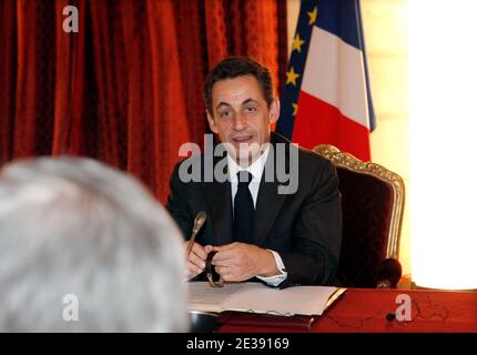 Il presidente francese Nicolas Sarkozy parla con i delegati della Confederazione sindacale internazionale presso l'Elysee Palace, a Parigi, in Francia, il 13 2010 dicembre durante una tavola rotonda per preparare la presidenza francese del G20 nel 2011. Foto di Lucas Dolega/piscina/ABACAPRESS.COM Foto Stock