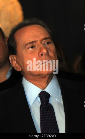 Il Premier italiano Silvio Berlusconi inaugura a Roma, il 15 dicembre 2010, la mostra "Palazzo Farnese: Dal Rinascimento all'Ambasciata di francia". Questa mostra di quattro mesi esplora la storia del palazzo dal XVI secolo ai giorni nostri, in quale periodo è passato dalla casa della famiglia Farnese del Rinascimento all'ambasciata francese in Italia. I visitatori possono ammirare oltre 150 opere. Statue, dipinti, sculture, ceramiche, arazzi e altro ancora, il tutto dando vita a più di 500 anni di storia dell'edificio, dai tempi di un palazzo rinascimentale fino ad oggi, il Foto Stock