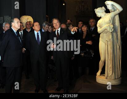 Il Premier italiano Silvio Berlusconi (c) e Frederic Mitterrand (a sinistra), ministro francese della cultura inaugurano a Roma, in Italia, il 15 dicembre 2010 la mostra "Palazzo Farnese: Dal Rinascimento all'Ambasciata di francia". Questa mostra di quattro mesi esplora la storia del palazzo dal XVI secolo ai giorni nostri, in quale periodo è passato dalla casa della famiglia Farnese del Rinascimento all'ambasciata francese in Italia. I visitatori possono ammirare oltre 150 opere. statue, dipinti, sculture, ceramiche, arazzi e altro ancora, il tutto dando vita più di Foto Stock