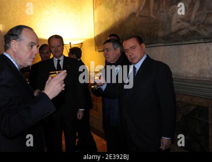 Il Premier italiano Silvio Berlusconi e Frederic Mitterrand (a sinistra), ministro francese della cultura, inaugurano a Roma, il 15 dicembre 2010, la mostra "Palazzo Farnese: Dal Rinascimento all'Ambasciata di francia". Questa mostra di quattro mesi esplora la storia del palazzo dal XVI secolo ai giorni nostri, in quale periodo è passato dalla casa della famiglia Farnese del Rinascimento all'ambasciata francese in Italia. I visitatori possono ammirare oltre 150 opere. statue, dipinti, sculture, ceramiche, arazzi e altro ancora, il tutto dando vita a più di 500 anni di storia dell'edificio Foto Stock