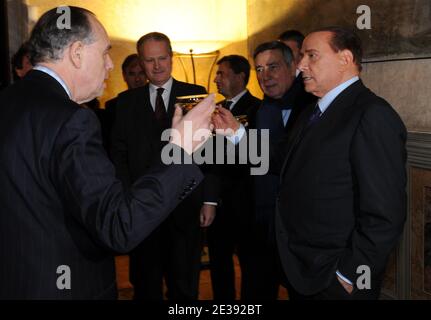 Il Premier italiano Silvio Berlusconi e Frederic Mitterrand (a sinistra), ministro francese della cultura, inaugurano a Roma, il 15 dicembre 2010, la mostra "Palazzo Farnese: Dal Rinascimento all'Ambasciata di francia". Questa mostra di quattro mesi esplora la storia del palazzo dal XVI secolo ai giorni nostri, in quale periodo è passato dalla casa della famiglia Farnese del Rinascimento all'ambasciata francese in Italia. I visitatori possono ammirare oltre 150 opere. statue, dipinti, sculture, ceramiche, arazzi e altro ancora, il tutto dando vita a più di 500 anni di storia dell'edificio Foto Stock