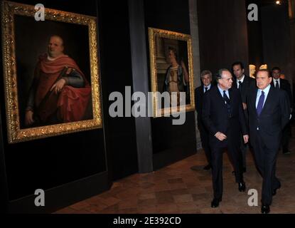 Il Premier italiano Silvio Berlusconi e Frederic Mitterrand (a sinistra), ministro francese della cultura, inaugurano a Roma, il 15 dicembre 2010, la mostra "Palazzo Farnese: Dal Rinascimento all'Ambasciata di francia". Questa mostra di quattro mesi esplora la storia del palazzo dal XVI secolo ai giorni nostri, in quale periodo è passato dalla casa della famiglia Farnese del Rinascimento all'ambasciata francese in Italia. I visitatori possono ammirare oltre 150 opere. statue, dipinti, sculture, ceramiche, arazzi e altro ancora, il tutto dando vita a più di 500 anni di storia dell'edificio Foto Stock