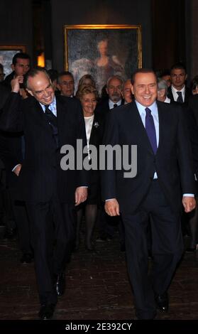 Il Premier italiano Silvio Berlusconi e Frederic Mitterrand (a sinistra), ministro francese della cultura, inaugurano a Roma, il 15 dicembre 2010, la mostra "Palazzo Farnese: Dal Rinascimento all'Ambasciata di francia". Questa mostra di quattro mesi esplora la storia del palazzo dal XVI secolo ai giorni nostri, in quale periodo è passato dalla casa della famiglia Farnese del Rinascimento all'ambasciata francese in Italia. I visitatori possono ammirare oltre 150 opere. statue, dipinti, sculture, ceramiche, arazzi e altro ancora, il tutto dando vita a più di 500 anni di storia dell'edificio Foto Stock