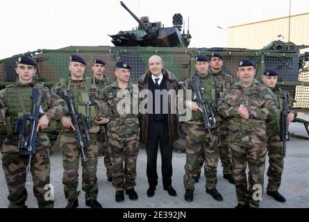Il ministro francese della Difesa Alain Juppe incontra soldati francesi il 15 dicembre 2010 durante una visita al campo militare di Canjuers a Draguignan, vicino a Nizza, Francia meridionale. Juppe sta frequentando esercizi operativi al campo e visita artiglieria e scuola militare di fanteria.Foto di Patrick Bernard/ABACAPRESS.COM Foto Stock