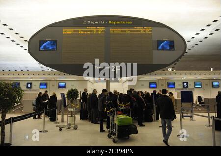 Distribuzione di giocattoli al terminal 2 dell'aeroporto internazionale Roissy Charles de Gaulle dopo che le autorità aeroportuali hanno tagliato il traffico aereo a Parigi, Francia, il 24 dicembre 2010. Foto di Mousse/ABACAPRESS.COM Foto Stock