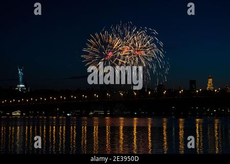 fuochi d'artificio sullo sfondo della città e del fiume Foto Stock