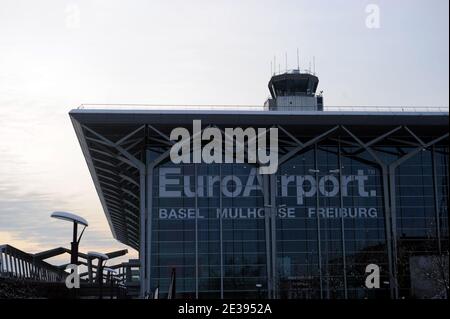 Una vista sull'EuroAirport franco-svizzero di Basilea/Mulhouse, vicino a Mulhouse, Francia, il 27 dicembre 2010. Un aereo appartenente al leader della Costa d'Avorio Laurent Gbagbo è stato messo a terra come parte delle misure per metterlo sotto pressione, ha detto domenica il ministero degli Esteri francese. Un portavoce dell'autorità federale svizzera per l'aviazione ha confermato che l'aereo è stato messo a terra a Basilea-Mulhouse dopo che vi ha fermato per essere servito da Jet Aviation. Foto di Damien Gautier/ABACAPRESS.COM Foto Stock