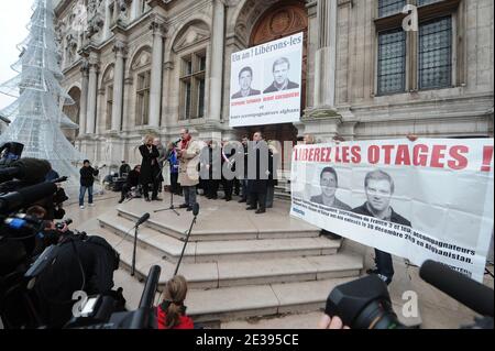 Il Vice Sindaco di Parigi Pierre Schapira parla come persone tra cui Arlette e Gerard Taponier, Florence Aubenas, Elise Lucet, Jean-Francois Kahn riuniti per chiedere il rilascio dei giornalisti francesi Stephane Taponier e Herve Ghesquiere tenuti in ostaggio per un anno in Afghanistan, in piazza dell'Hotel de Ville a Parigi, Francia il 29 dicembre 2010. Foto di Giancarlo Gorassini/ABACAPRESS.COM Foto Stock