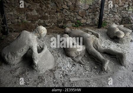 Calchi di gesso delle vittime, sorpassati dalla furia dell'eruzione mentre cercavano un paesaggio, sono esposti nel Giardino dei fuggiaschi di Pompei, Italia meridionale il 25 novembre 2010.l'antica città romana di Pompei, conservata in cenere vulcanica 2,000 anni fa, soffre di decadimento. Gli archeologi dicono che è rovinato da vandalismo, inquinamento e negligenza. I suoi tesori sono ora in grande pericolo di essere perduti per sempre. Il 6 novembre, la Casa dei Gladiatori di Pompei crollò e il resto della straordinaria città antica si trova in uno stato pericoloso. Pompei fu distrutta nel 79 d.C. da un'eruzione di Mo Foto Stock