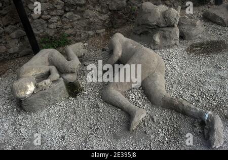 Calchi di gesso delle vittime, superati dalla furia dell'eruzione mentre cercavano un paesaggio, sono esposti nel Giardino dei fuggiaschi di Pompei, Italia meridionale, il 25 novembre 2010. L'antica città romana di Pompei, conservata in cenere vulcanica 2,000 anni fa, soffre di decadimento. Gli archeologi dicono che è rovinato da vandalismo, inquinamento e negligenza. I suoi tesori sono ora in grande pericolo di essere perduti per sempre. Il 6 novembre, la Casa dei Gladiatori di Pompei crollò e il resto della straordinaria città antica si trova in uno stato pericoloso. Pompei fu distrutta nel 79 d.C. da un'eruzione di M. Foto Stock