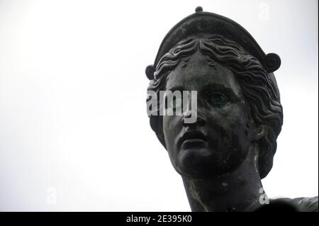 Una vista della statua di Diana nel Tempio di Apollo a Pompei, Italia meridionale, il 25 novembre 2010. L'antica città romana di Pompei, conservata in cenere vulcanica 2,000 anni fa, soffre di decadimento. Gli archeologi dicono che è rovinato da vandalismo, inquinamento e negligenza. I suoi tesori sono ora in grande pericolo di essere perduti per sempre. Il 6 novembre, la Casa dei Gladiatori di Pompei crollò e il resto della straordinaria città antica si trova in uno stato pericoloso. Pompei fu distrutta nel 79 d.C. da un'eruzione del Vesuvio. Foto di Eric Vandeville/ABACAPRESS.COM Foto Stock