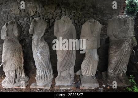 Una veduta della necropoli di porta Ercolano a Pompei, Italia meridionale, il 25 novembre 2010. L'antica città romana di Pompei, conservata in cenere vulcanica 2,000 anni fa, soffre di decadimento. Gli archeologi dicono che è rovinato da vandalismo, inquinamento e negligenza. I suoi tesori sono ora in grande pericolo di essere perduti per sempre. Il 6 novembre, la Casa dei Gladiatori di Pompei crollò e il resto della straordinaria città antica si trova in uno stato pericoloso. Pompei fu distrutta nel 79 d.C. da un'eruzione del Vesuvio. Foto di Eric Vandeville/ABACAPRESS.COM Foto Stock