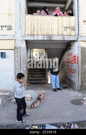 25 famiglie algerine vivono in condizioni di precarietà nella tenuta residenziale di Diar Chems a El-Madania, Algeria, il 29 dicembre 2010. Le famiglie vorrebbero delle notizie. Foto di Louiza Ammi/ABACAPRESS.COM Foto Stock