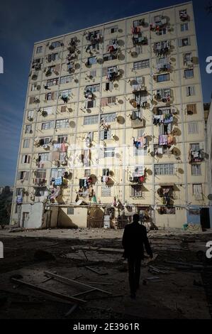 25 famiglie algerine vivono in condizioni di precarietà nella tenuta residenziale di Diar Chems a El-Madania, Algeria, il 29 dicembre 2010. Le famiglie vorrebbero delle notizie. Foto di Louiza Ammi/ABACAPRESS.COM Foto Stock