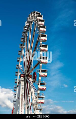 Amburgo, Germania - 21 agosto 2019: Ruota panoramica nel DOM di Amburgo, parco divertimenti in estate ad Amburgo, Germania Foto Stock