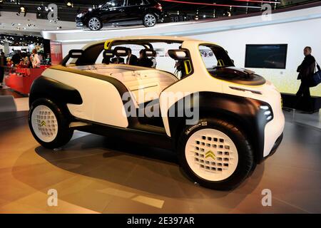 Nuova concept car Citroen Lacoste al Motor Show di Parigi 'Mondial de l' Automobile' a Parigi, Francia, il 30 settembre 2010. Il Paris Motor Show si svolge ogni due anni ed è una delle più grandi esposizioni di autoveicoli del mondo. Quest'anno, l'enfasi della fiera è sulle auto elettriche e si prevede la partecipazione di oltre 300 espositori provenienti da 20 paesi. Foto di Henri Szwarc/ABACAPRESS.COM Foto Stock