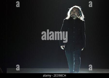 Il designer Yohji Yamamoto durante la sua presentazione della collezione primavera-estate 2011 Ready-to-wear a Parigi, Francia, il 1° ottobre 2010. Foto di Nicolas Gouhier/ABACAPRESS.COM Foto Stock