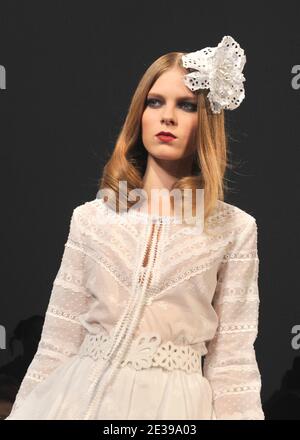 Un modello presenta una creazione del designer Andrew GN per la sua presentazione della collezione di abbigliamento pronto per l'estate 2011 a Parigi, in Francia, il 03 ottobre 2010. Foto di Christophe Guibbaud/ABACAPRESS.COM Foto Stock