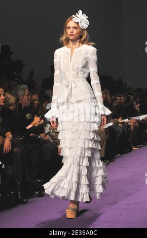 Un modello presenta una creazione del designer Andrew GN per la sua presentazione della collezione di abbigliamento pronto per l'estate 2011 a Parigi, in Francia, il 03 ottobre 2010. Foto di Christophe Guibbaud/ABACAPRESS.COM Foto Stock