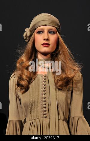 Un modello presenta una creazione del designer Andrew GN per la sua presentazione della collezione di abbigliamento pronto per l'estate 2011 a Parigi, in Francia, il 03 ottobre 2010. Foto di Christophe Guibbaud/ABACAPRESS.COM Foto Stock