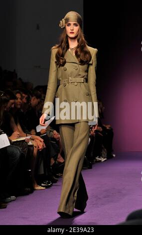 Un modello presenta una creazione del designer Andrew GN per la sua presentazione della collezione di abbigliamento pronto per l'estate 2011 a Parigi, in Francia, il 03 ottobre 2010. Foto di Christophe Guibbaud/ABACAPRESS.COM Foto Stock