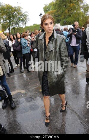 Carine Roitfeld arriva alla presentazione della collezione di abbigliamento Primavera-Estate 2011 di Chanel, tenuta il 5 ottobre 2010 al Grand Palais di Parigi. Foto di Nicolas Briquet/ABACAPRESS.COM Foto Stock