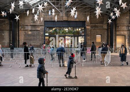 Gli amanti dello shopping fanno la fila fuori da Waitrose King's Cross, Granary Square Foto Stock