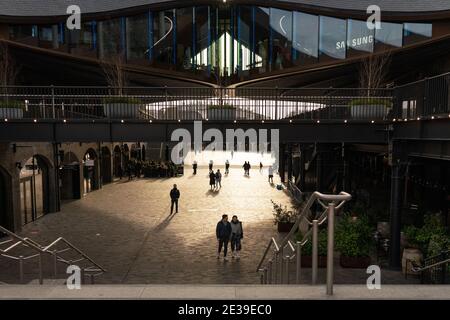 Coal Drops Yard è un complesso commerciale e spazio pubblico presso King's Cross, St Pancras. Lo sviluppo è stato progettato da Thomas Heatherwick Foto Stock