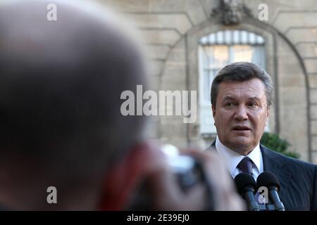 Il presidente ucraino Viktor Yanukovych risponde ai giornalisti dopo un incontro con il presidente francese Nicolas Sarkozy al palazzo Elysee di Parigi il 7 ottobre 2010. Foto di Stephane Lemouton/ABACAPRESS.COM Foto Stock