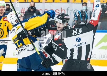 Porza, Schweiz. 17 gennaio 2021. 17.01.2021, Porza, Corner Arena, Lega Nazionale: HC Lugano - HC Davos, 91 Julian Walker (Lugano) contro 77 Teemu Turunen (Davos) Credit: SPP Sport Press Photo. /Alamy Live News Foto Stock