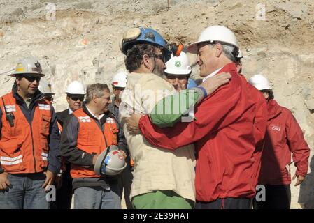 il presidente cileno Sebastina Pinera e il presidente boliviano Evo Morales si congratulano con un minatore dopo l'operazione di salvataggio a San Jose mone, vicino a Copaipo, in Cile il 13 ottobre 2010/ Foto di Jose Manuel de la Maza/mano fuori/ABACAPRESS.COM Foto Stock