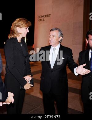 SpainÍs Infanta Cristina è salutata dall'ambasciatore di Spagna Jorge Dezcallar de Mazarredo di fronte alla Sala dei Concerti al Kennedy Center 19 2010 ottobre a Washington DC. (Nella foto: Infanta Cristina,Jorge Dezcalar de Mazarredo ) Foto di Olivier Douliery/ ABACAPRESS.COM Foto Stock