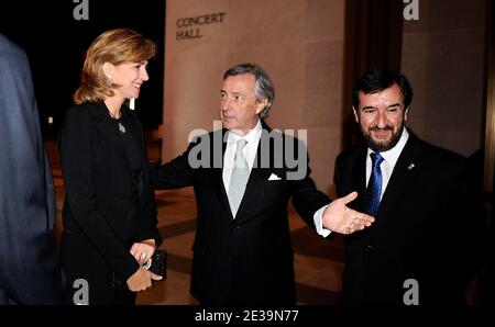 SpainÍs Infanta Cristina è salutata dall'ambasciatore di Spagna Jorge Dezcallar de Mazarredo di fronte alla Sala dei Concerti al Kennedy Center 19 2010 ottobre a Washington DC. (Nella foto: Infanta Cristina,Jorge Dezcalar de Mazarredo ) Foto di Olivier Douliery/ ABACAPRESS.COM Foto Stock