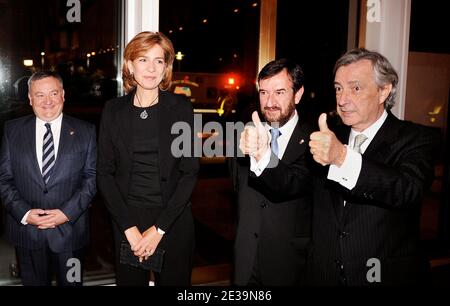 SpainÍs Infanta Cristina è salutata dall'ambasciatore di Spagna Jorge Dezcallar de Mazarredo (a destra) al Kennedy Center Ottobre 19 2010 a Washington DC. (Nella foto: Infanta Cristina,Jorge Dezcalar de Mazarredo ) Foto di Olivier Douliery/ ABACAPRESS.COM Foto Stock