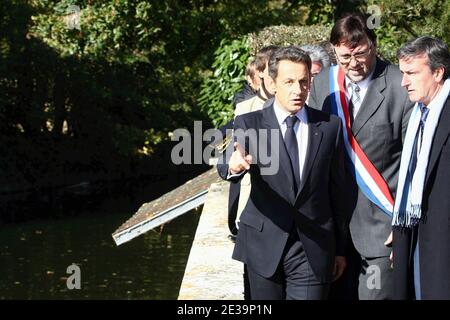 Il presidente francese Nicolas Sarkozy affiancato dal sindaco di Bonneval Joel Billard è raffigurato durante la sua visita sulla ruralità a Bonneval, centro della Francia, il 21 ottobre 2010. Foto di Ludovic/piscina/ABACAPRESS.COM Foto Stock