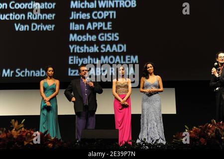 L-R : lo scrittore palestinese Rula Jebreal, il regista statunitense Julian Schnabel, l'attrice indiana Freida Pinto e l'attrice franco-palestinese Yasmine Elmasri, chiacchierano con il pubblico dopo la proiezione di 'Miral' al Festival Internazionale del Cinema di Abu Dhabi, Emirati Arabi Uniti, il 21 ottobre 2010. Foto di Ammar Abd Rabbo/ABACAPRESS.COM Foto Stock