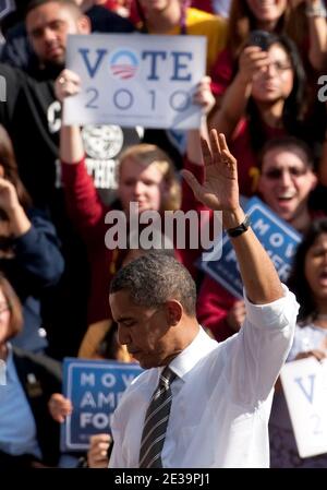 Il presidente Barack Obama ospita un rally Moving America Forward all'Università della California del Sud - USC - 22 ottobre 2010 a Los Angeles, California. Il rally è il quinto di una serie di apparizioni del presidente durante il suo viaggio di più giorni negli stati occidentali per stimolare l’entusiasmo tra gli elettori democratici. Foto di Lionel Hahn/ABACAPRESS.COM (nella foto : Barack Obama) Foto Stock